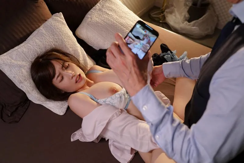 Sếp chuốc thuốc em thư ký bắt nện cả đêm khi đi công việc xa